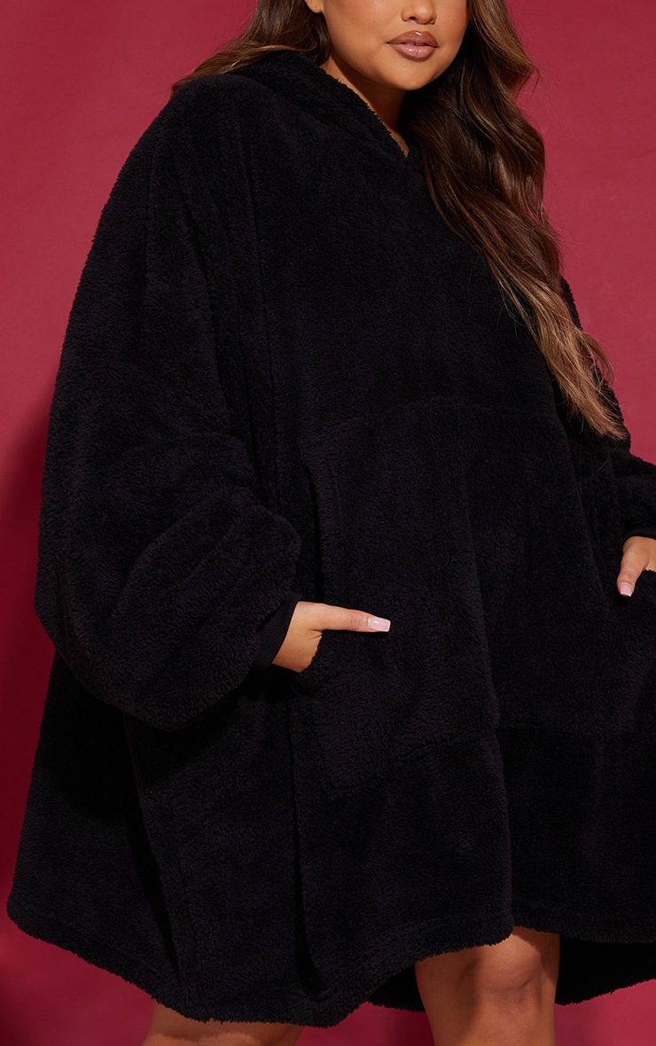Plus Poncho en imitation mouton noire à capuche image 4