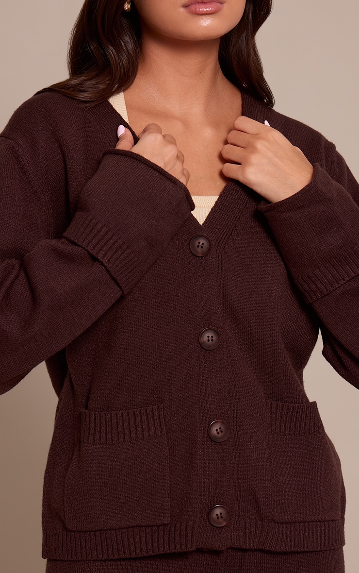 Cardigan chocolat à manchettes retroussées image 4