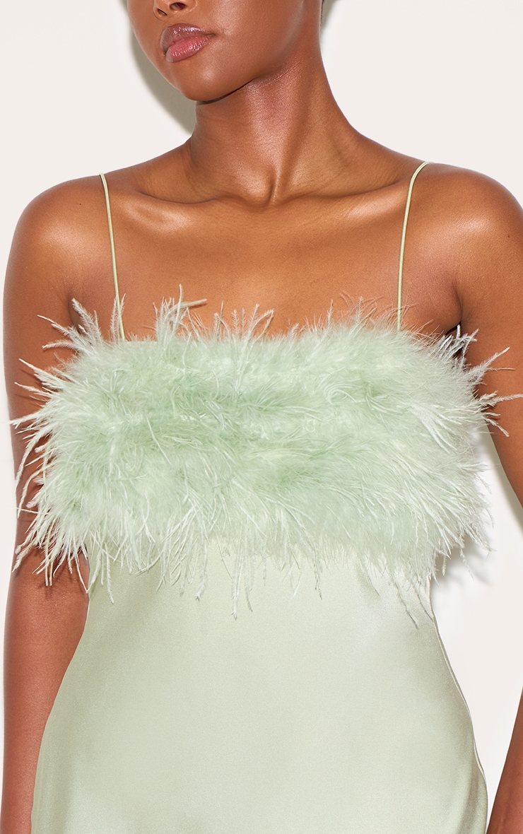 Robe longue satinée sauge à bretelles fines et buste en plumes image 4