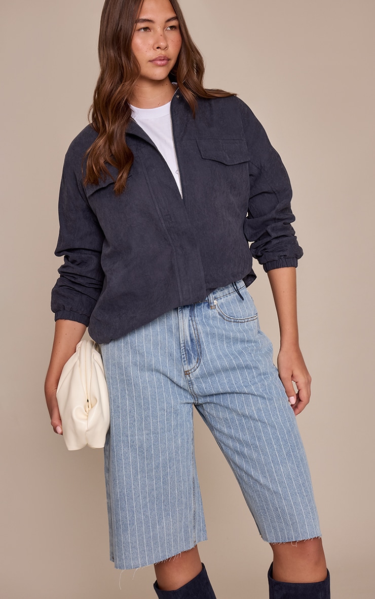 Short long en jean bleu clair à fines rayures image 1