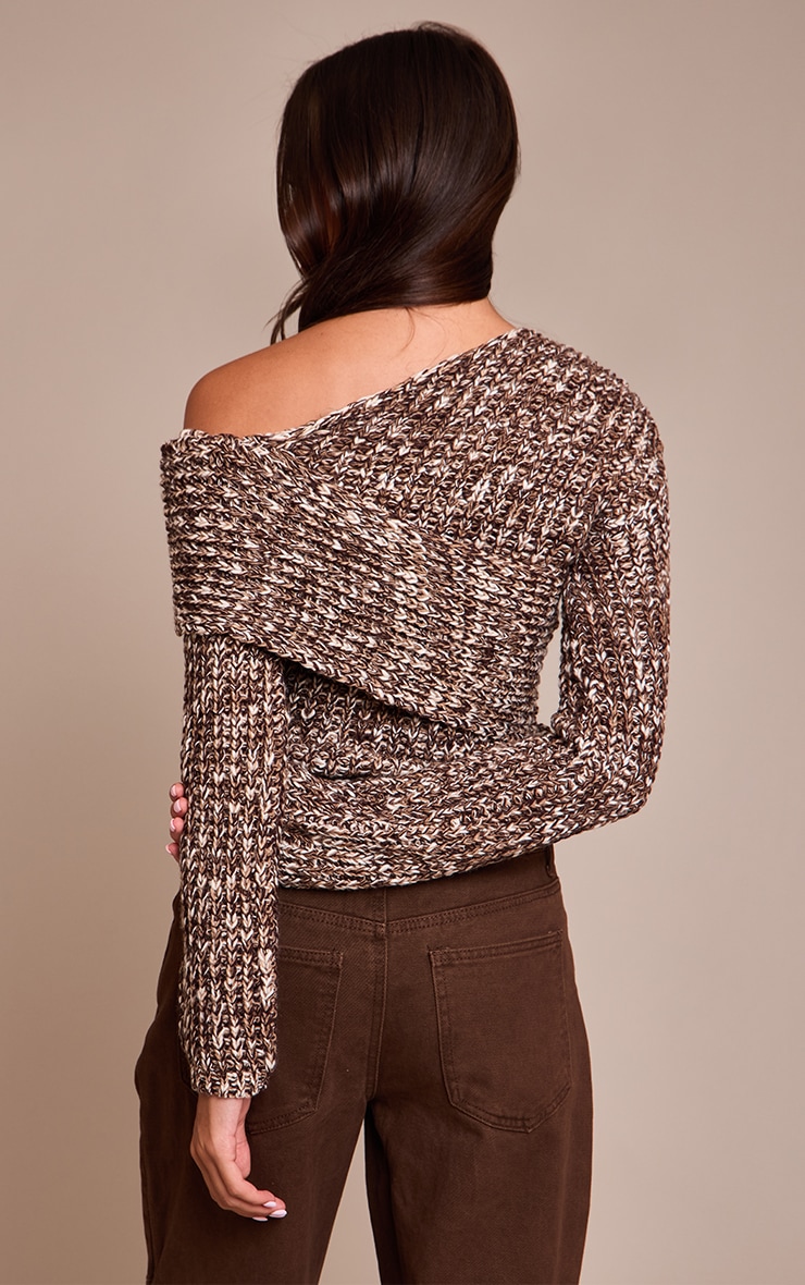 Pull marron asymétrique en maille tricot épaisse image 2