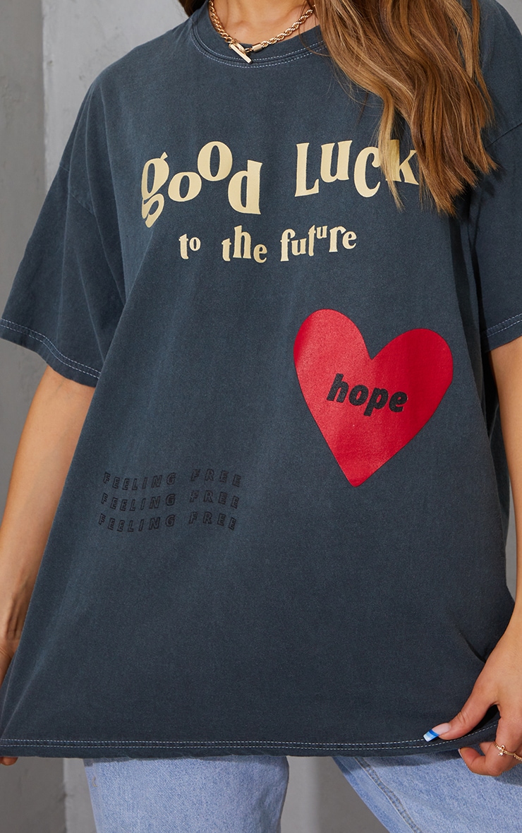 Tee-shirt gris anthracite délavé imprimé Good Luck et coeur image 4