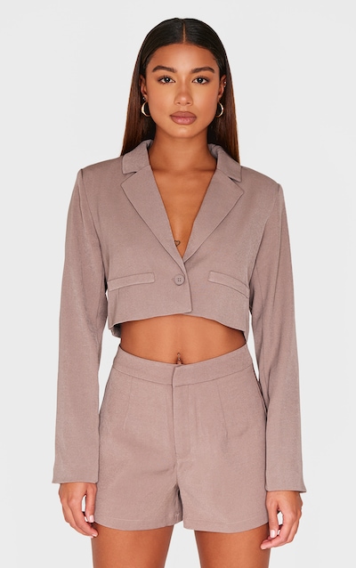 Blazer de tailleur court café au lait à détail poches