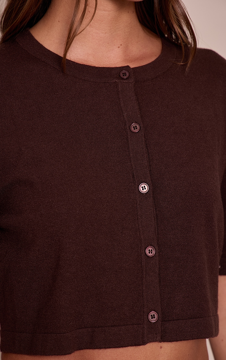 Top en maille tricot fine chocolat à manches courtes et boutons image 4