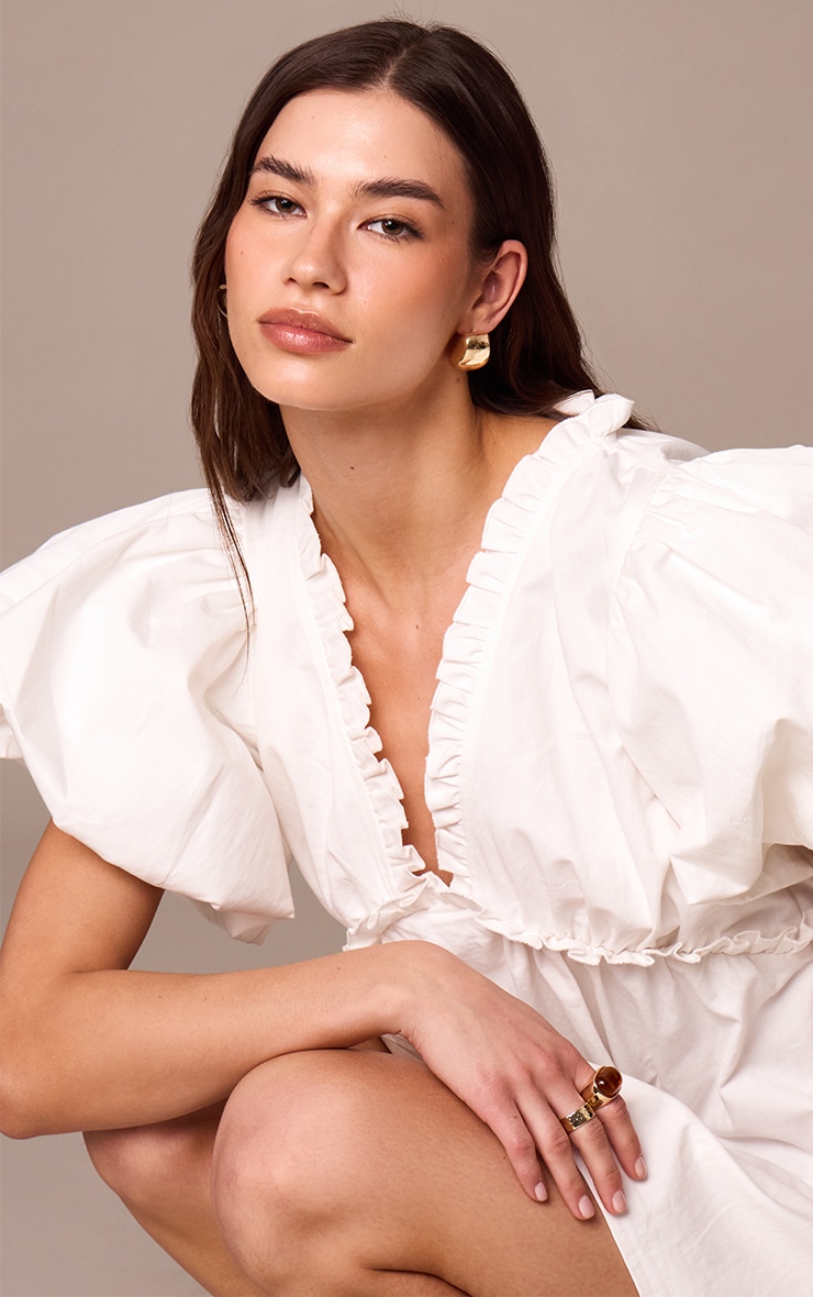 Boucles d'oreilles épaisses carrées dorées à clous image 3