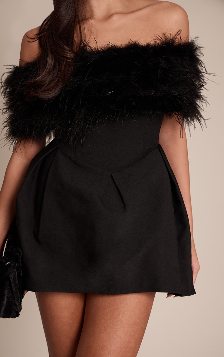 Mini robe trompette tissée deluxe noire à col bardot en plumes image 4