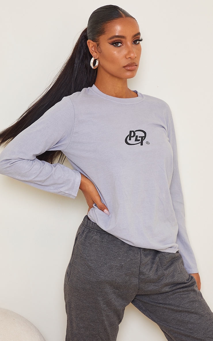 PRETTYLITTLETHING Grey Circle Logo Long Sleeve Washed T Shirt