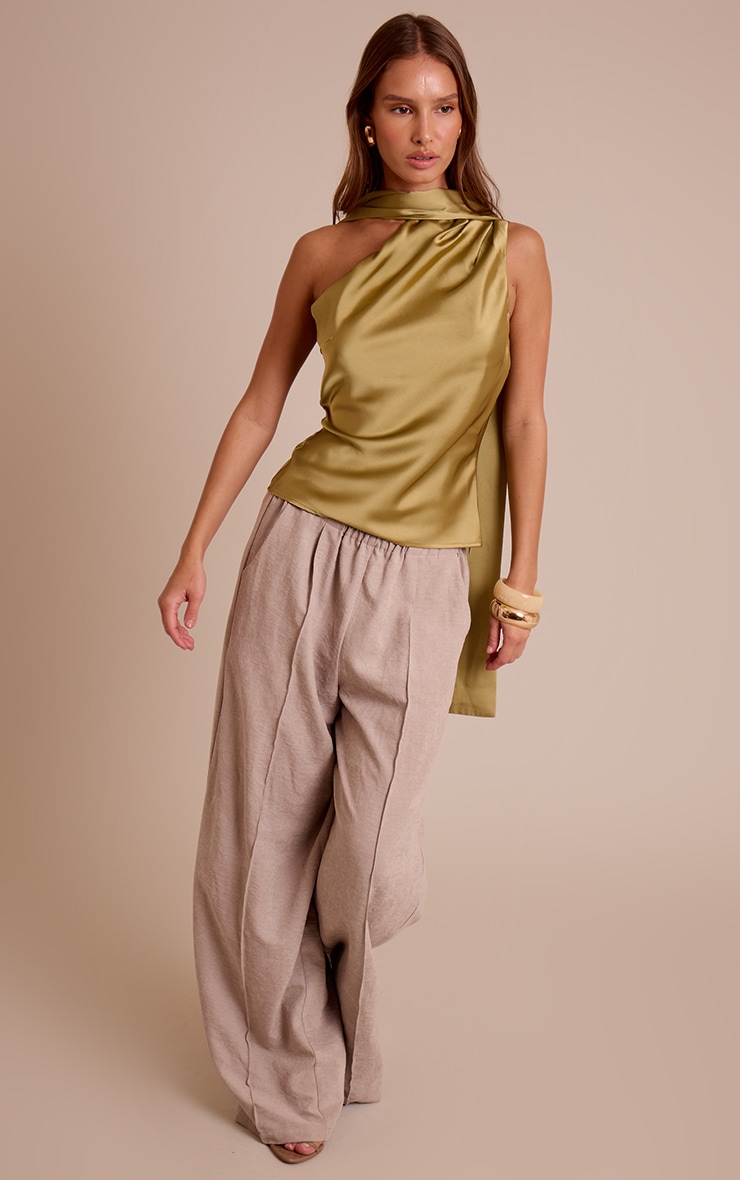 Haut asymétrique à détail foulard en matière satinée olive. image 3