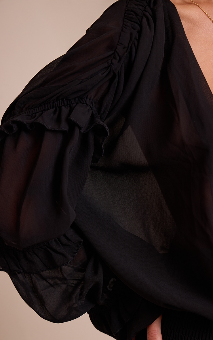 Blouse noire en mousseline de soie, à décolleté plongeant et détails à volants. image 4