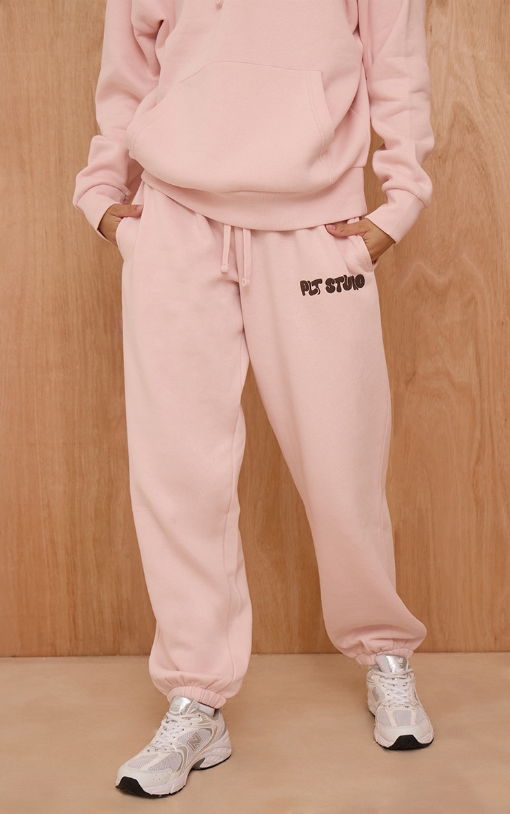 Jogging rose imprimé "PLT Studio" à ourlets resserrés image 2