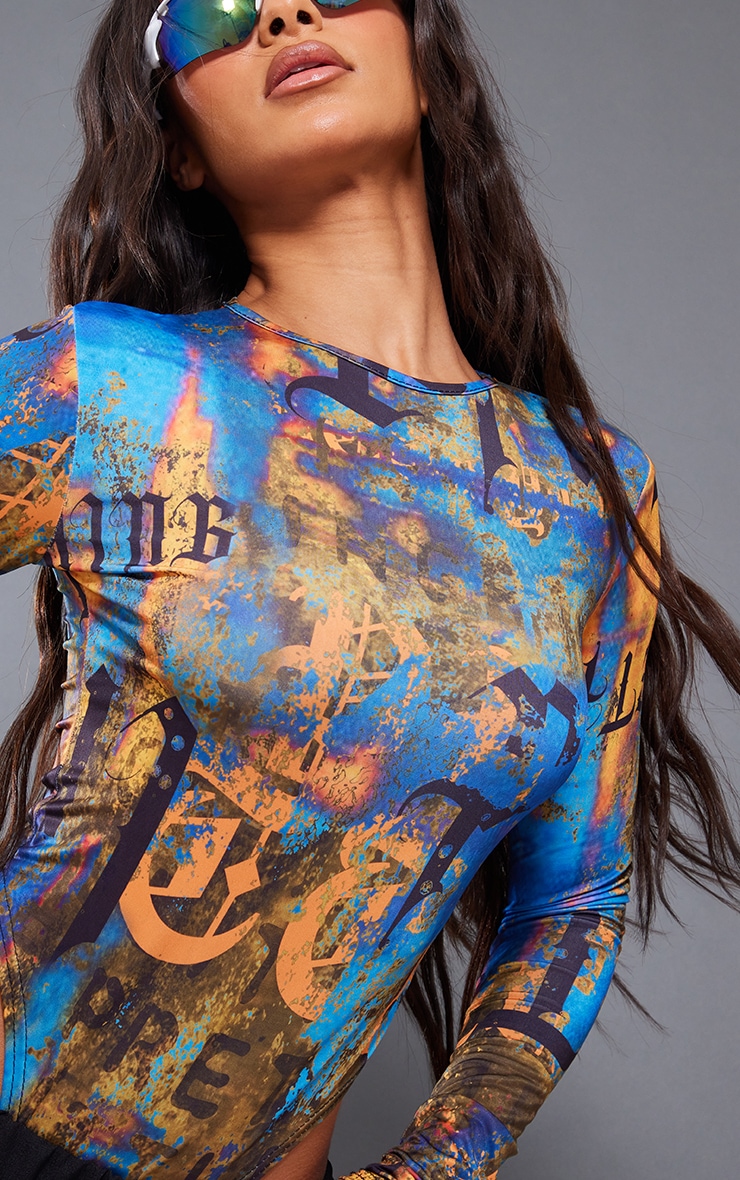 PRETTYLITTLETHING Petite Body échancré texturé bleu à manches longues et logo image 4