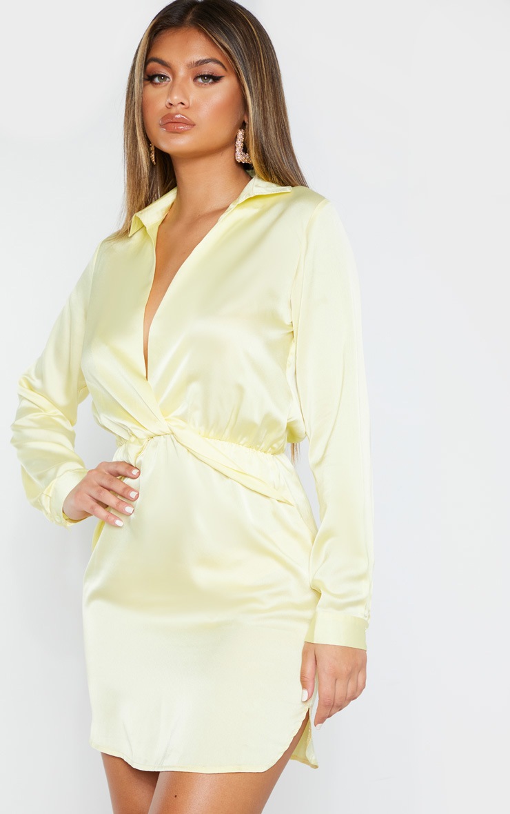 Robe chemise jaune pâle satinée torsadée devant