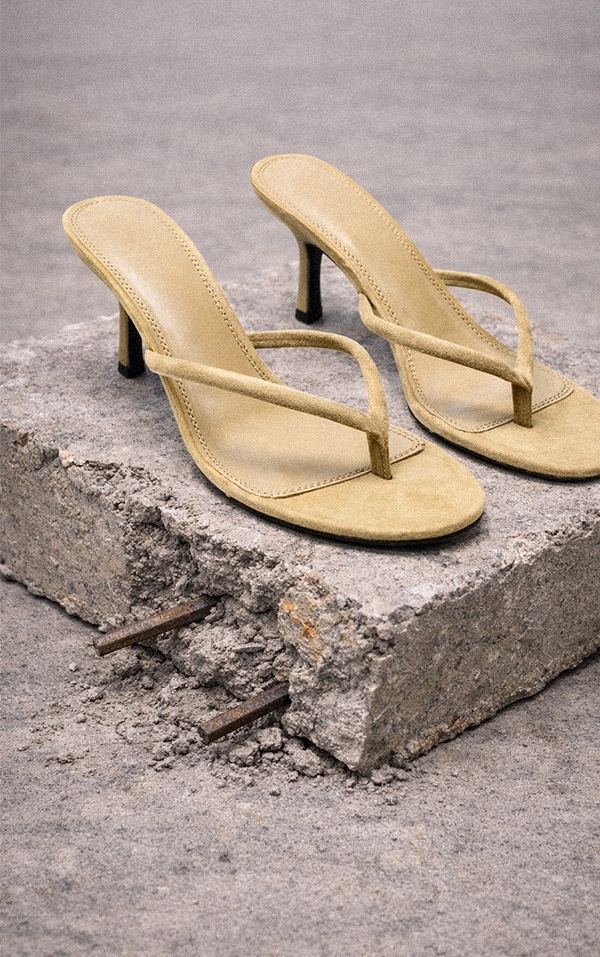 Mules en suédine vert olive style tong à bout rond et talon moyen