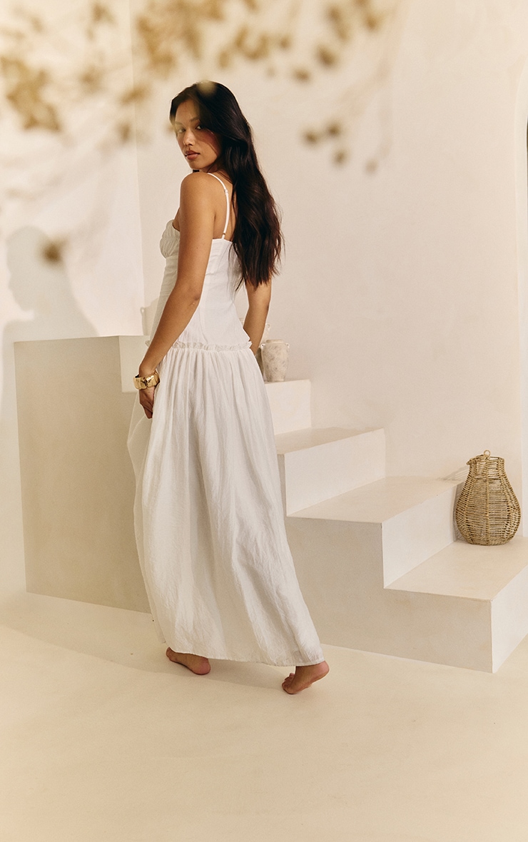 Robe longue blanche à buste froncé et taille tombante image 2
