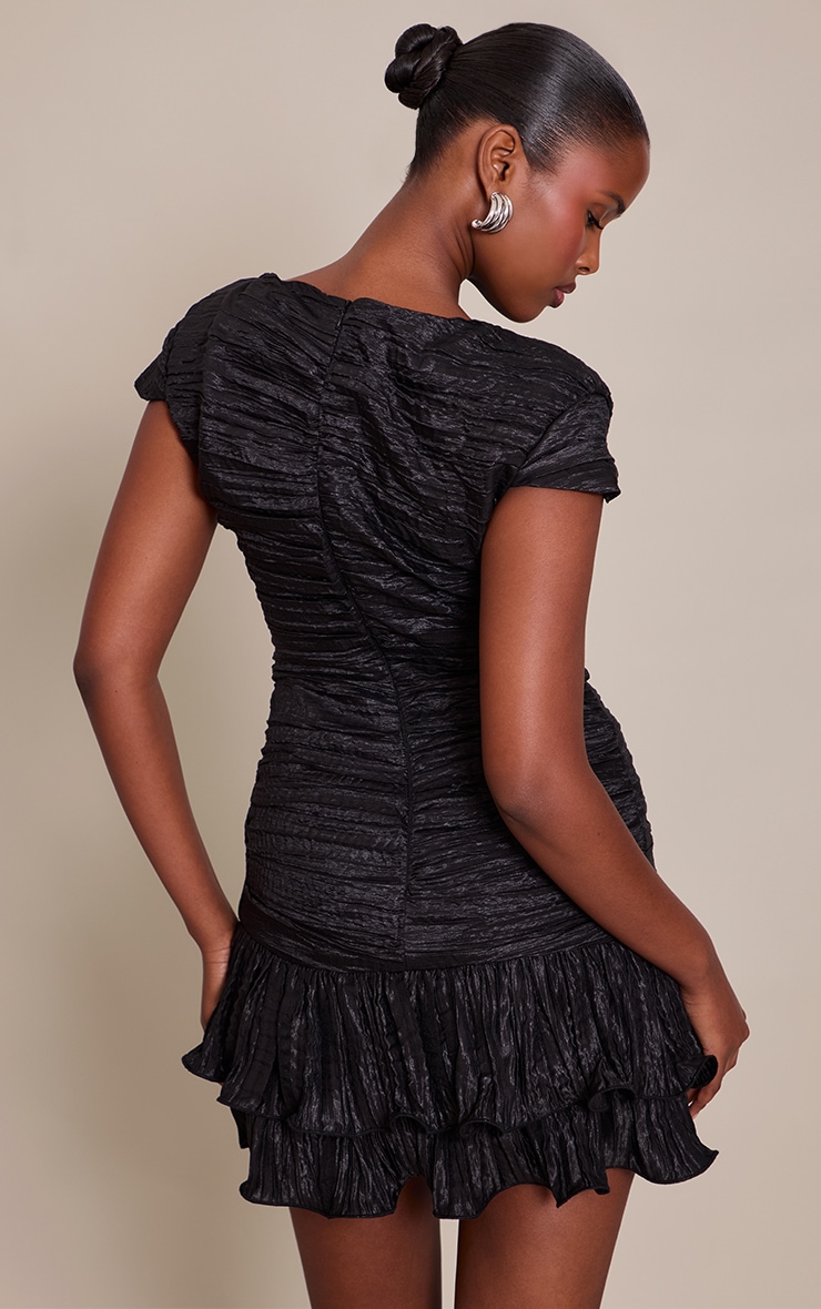 Mini robe texturée noire à col bateau et ourlet volanté image 2