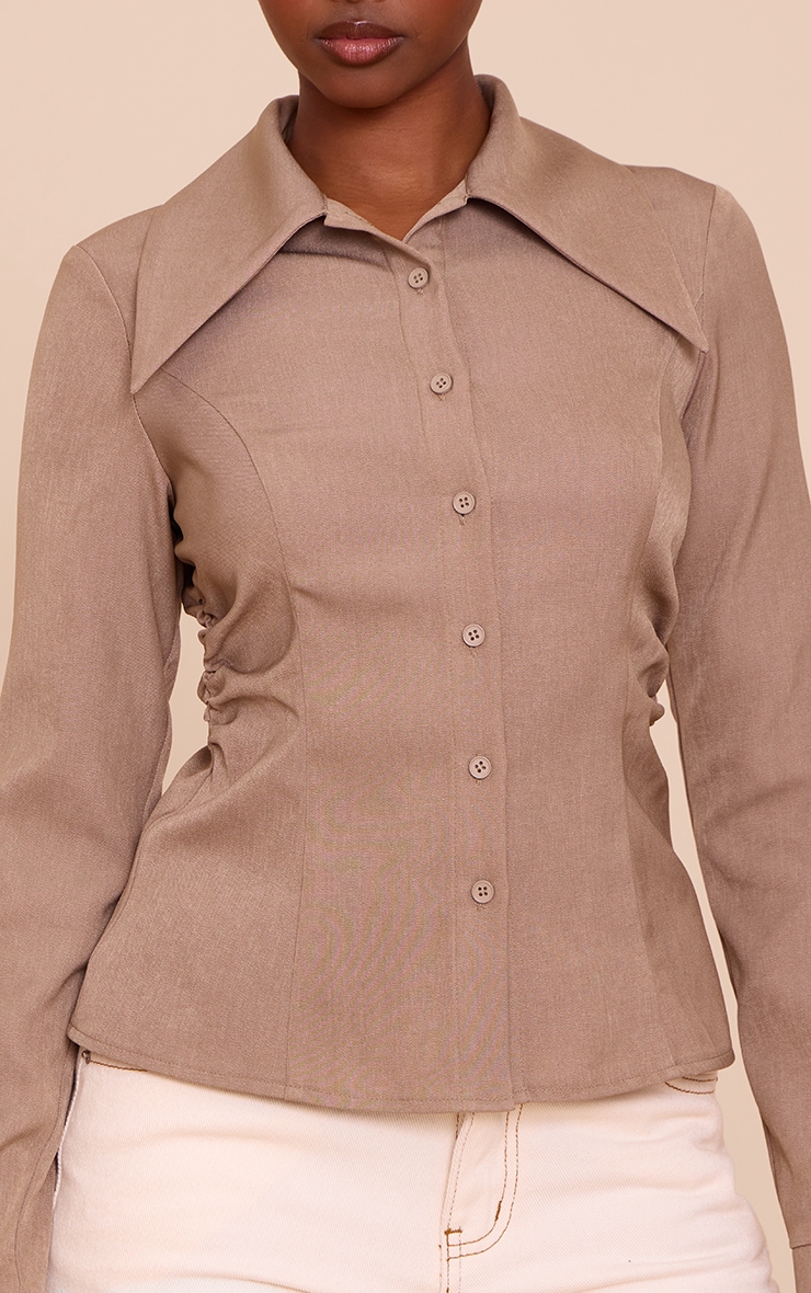 Chemise ajustée gris champignon à revers oversizes image 4