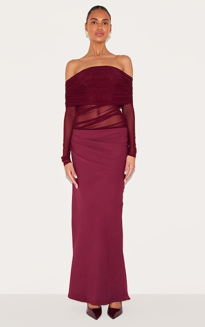 Robe longue satinée rouge vin à col bardot et détail en mesh