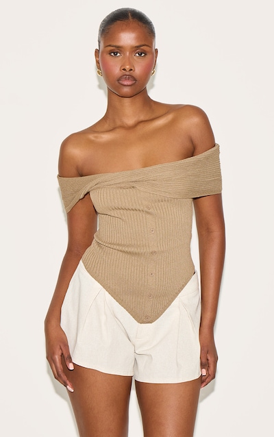 Top en maille tricot côtelée taupe à col bardot et boutons