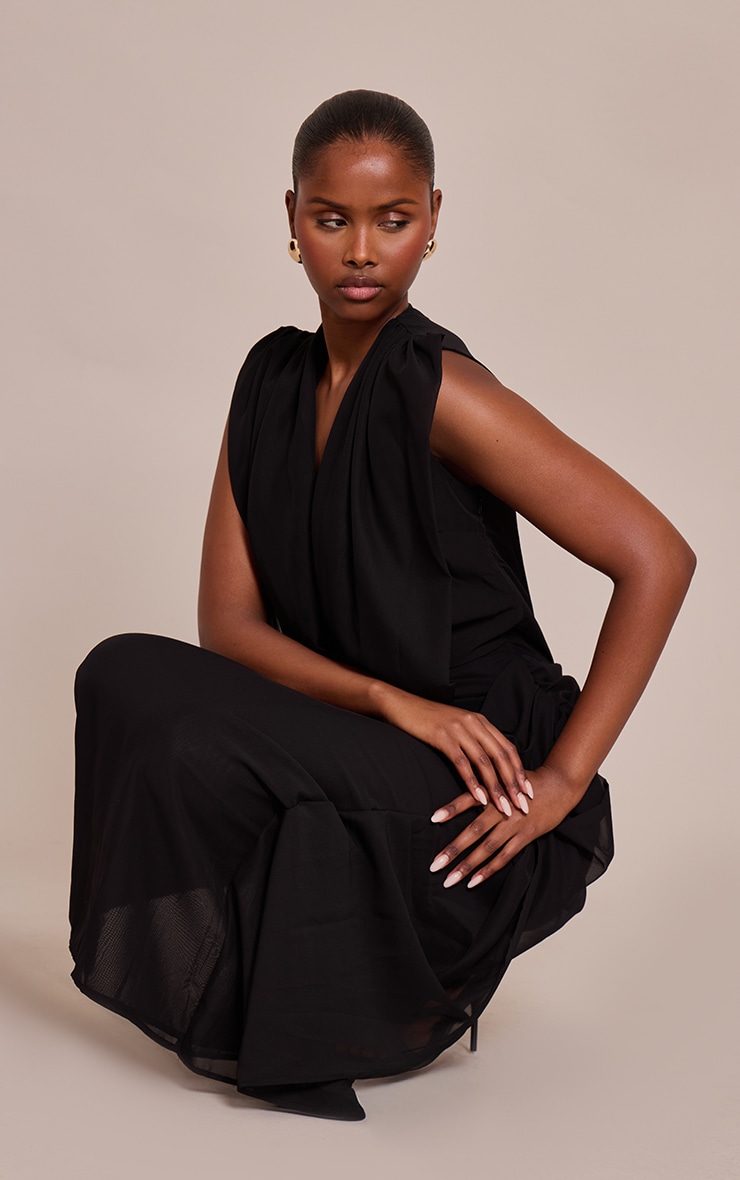Robe longue en mousseline de soie noire drapée à décolleté image 3