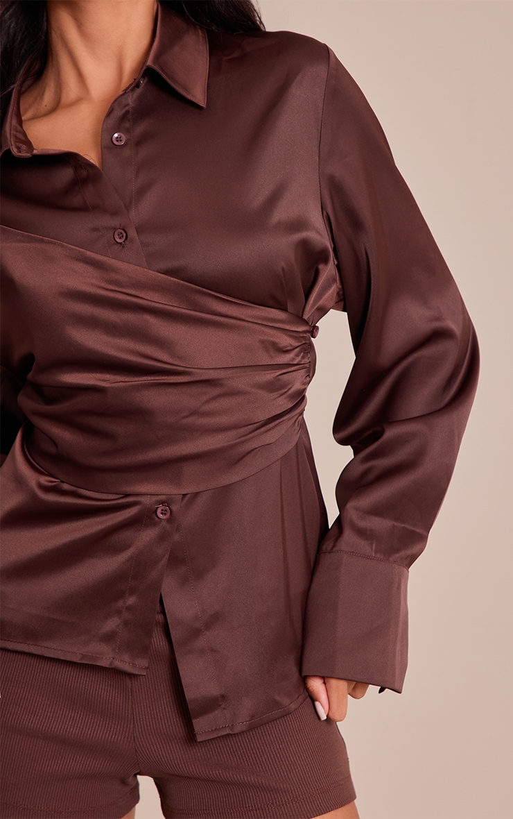 Chemise cache-coeur satinée chocolat à manches longues image 4