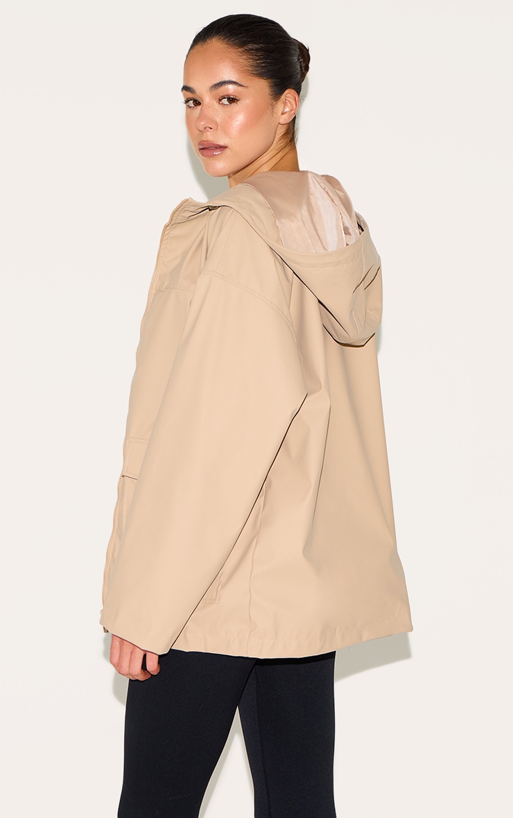 Veste caoutchoutée beige à zip et capuche image 2