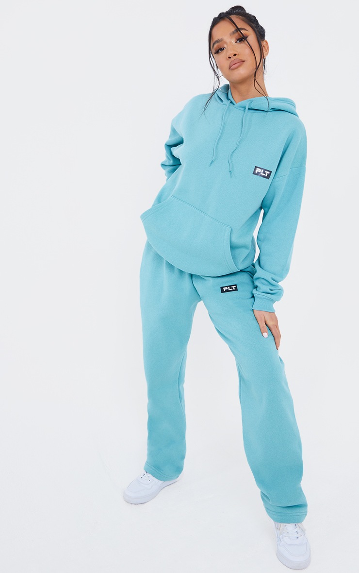 PRETTYLITTLETHING Petite - Jogging droit vert sauge à détail badge