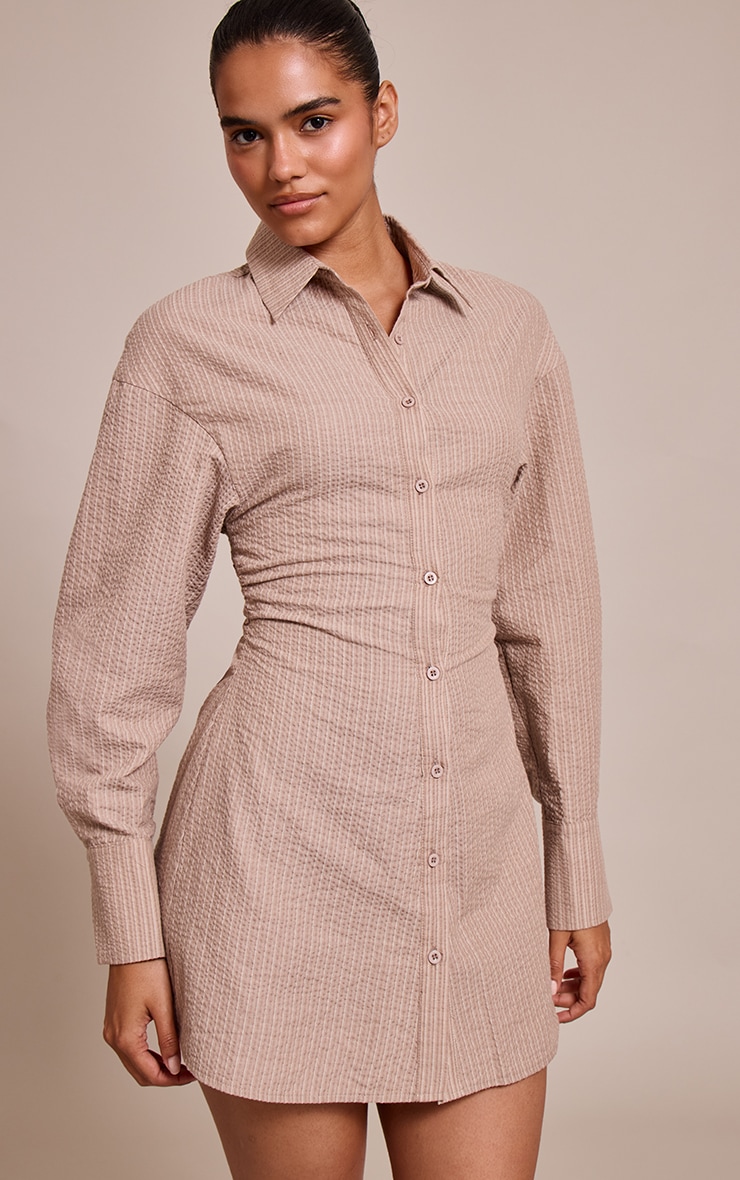 Robe chemise en coton seersucker taupe à fines rayures et taille cintrée image 1