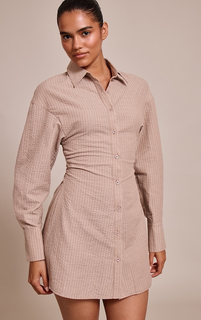 Robe chemise en coton seersucker taupe à fines rayures et taille cintrée