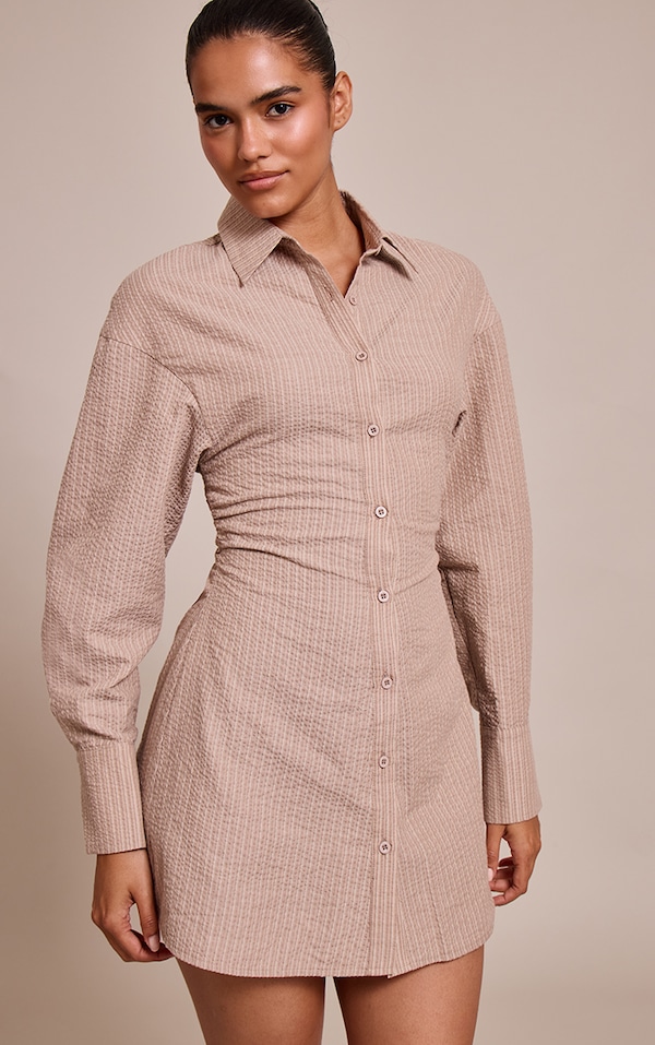 Robe chemise en coton seersucker taupe à fines rayures et taille cintrée