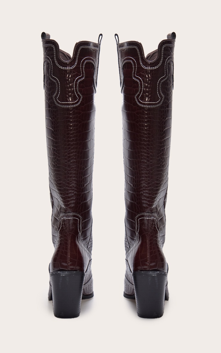 Bottes hautes pointues en PU bordeaux effet croco à talon carré haut et coutures style western image 3
