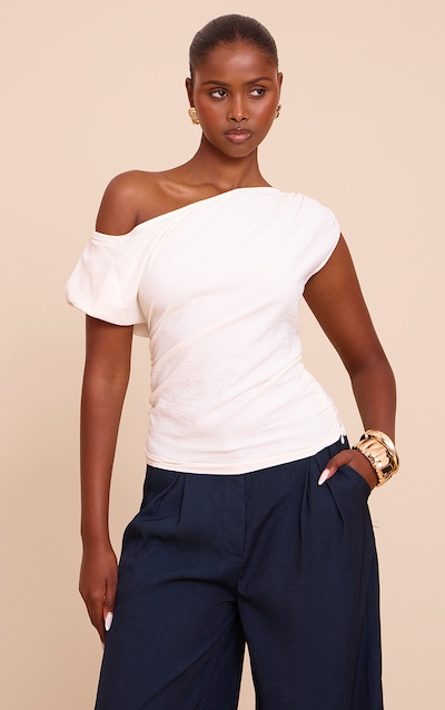 Top fluide tissé crème froncé à épaule unique