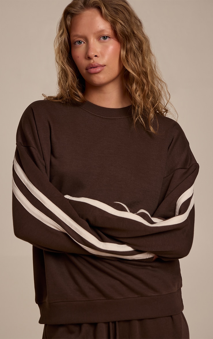 Sweat oversize marron à rayures contrastées image 4