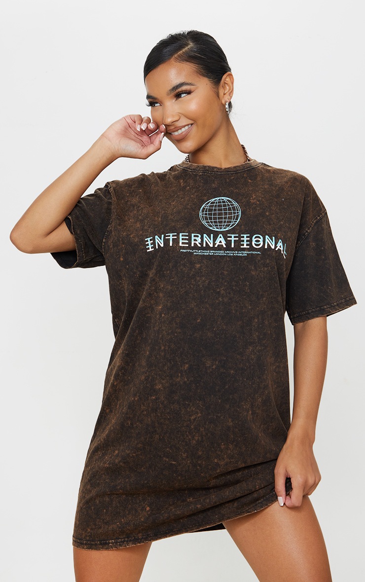 PRETTYLITTLETHING - Robe tee-shirt rouille délavé oversize à imprimé International