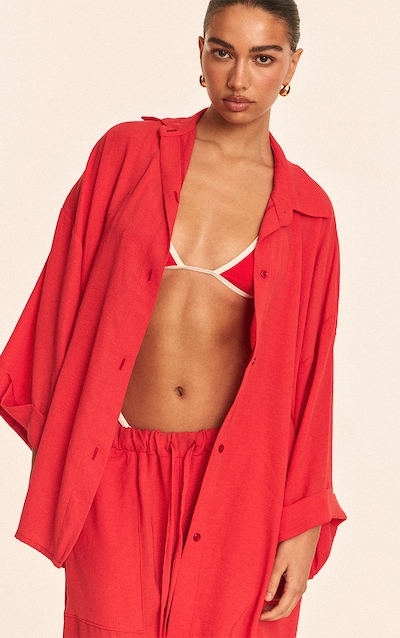 Chemise de plage oversize en effet lin rouge à épaules tombantes