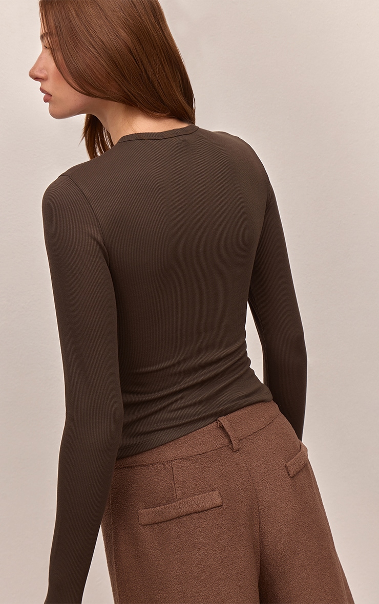 Top doux côtelé chocolat foncé à manches longues et boutons image 2