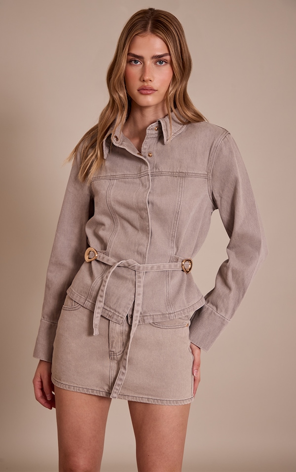 Veste courte en jean gris pierre à boutons cachés et ceinture