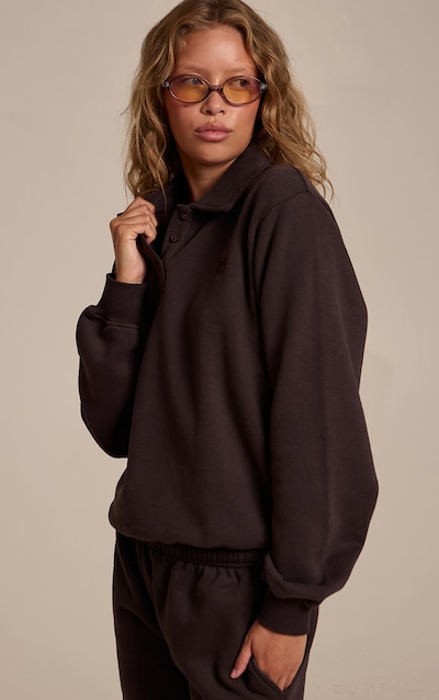 Sweat chocolat imprimé "PrettyLittleThing" à col polo