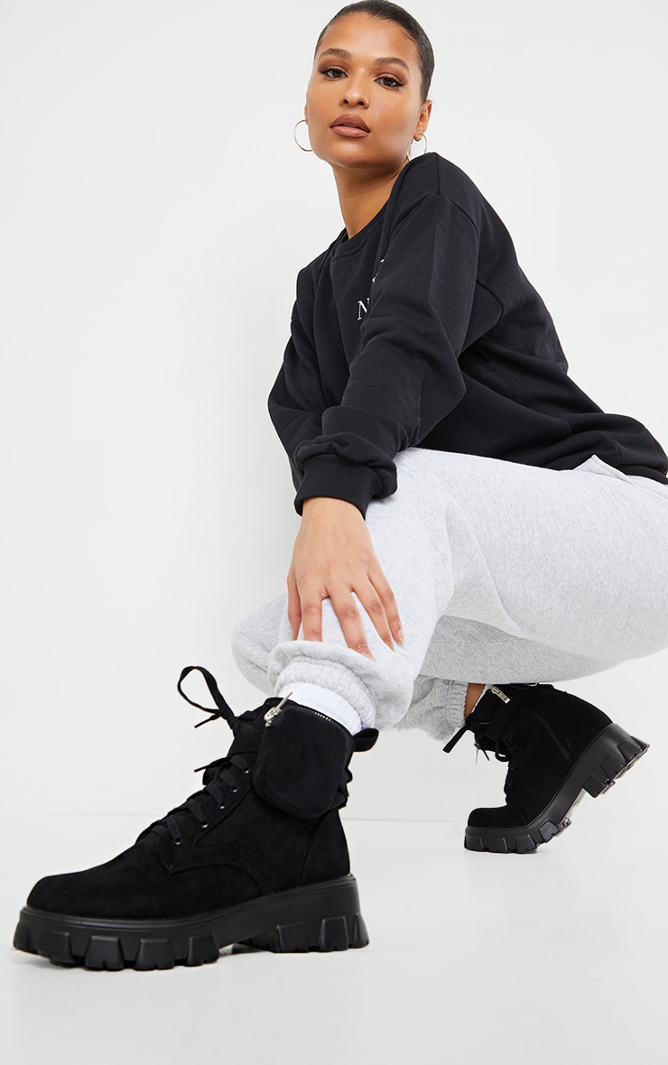 Bottines motardes en suédine noire à semelle crantée et poche