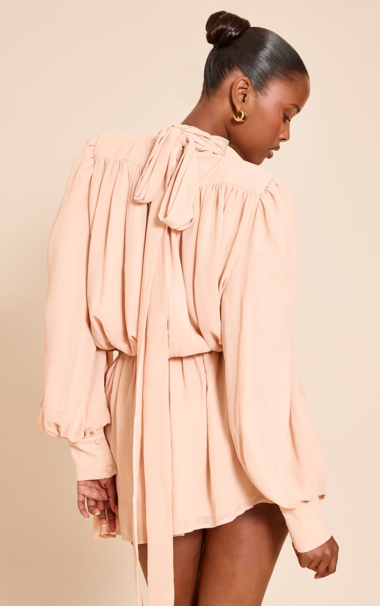 Robe droite structurée en mousseline de soie rose pâle à manches longues image 2
