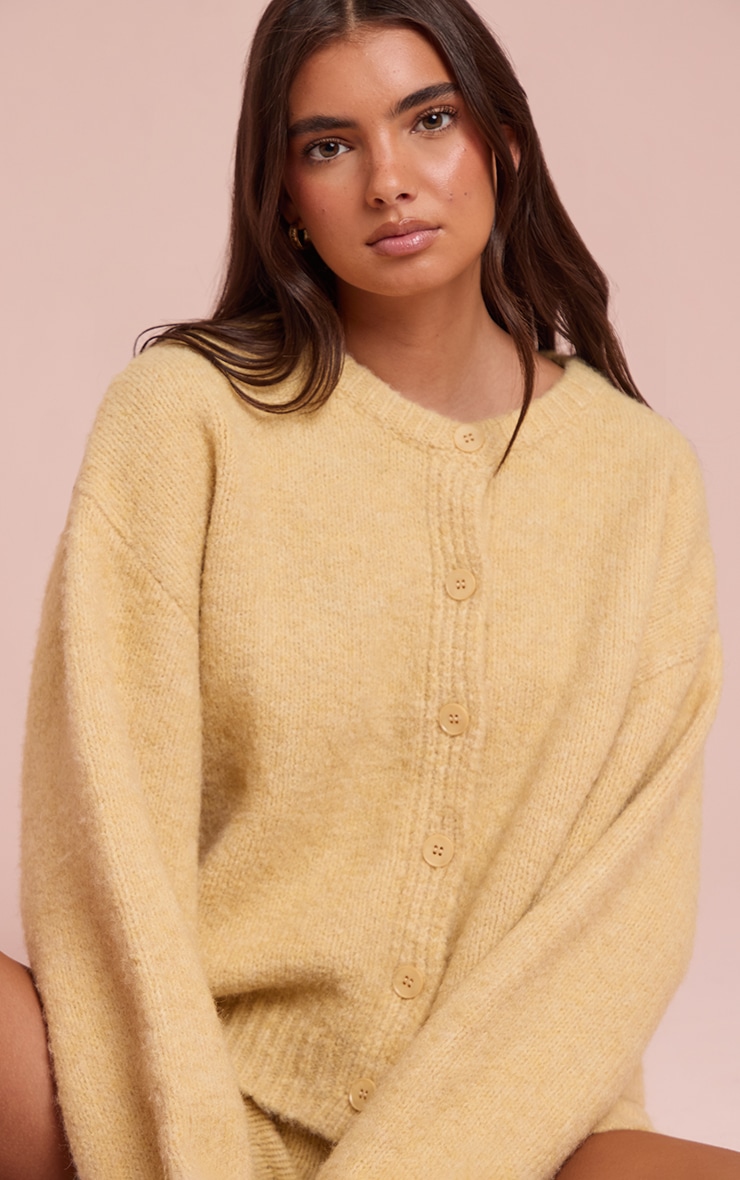 Cardigan oversize brossé crème au beurre à col rond image 4