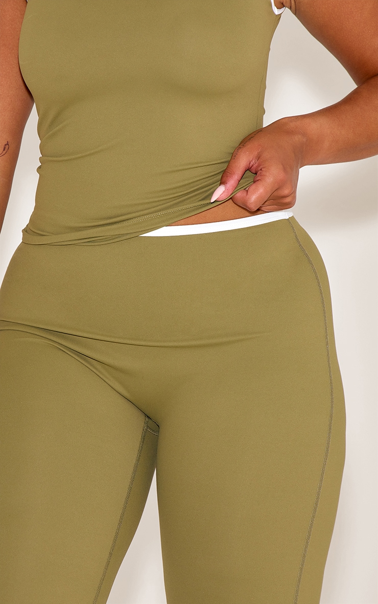 Pantalon évasé olive à coupe galbante, effet Sculpt actif et passepoil contrastant. image 4