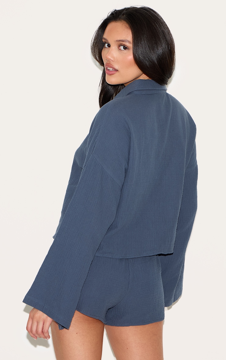Chemise oversize en effet lin bleu foncé à boutons image 2