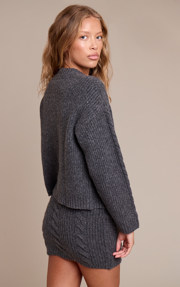 Cardigan en maille tricot torsadée gris anthracite à boutons image 2