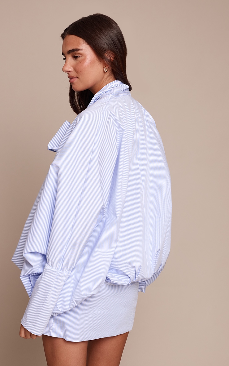 Robe chemise ample bleue à fines rayures et détail noué image 2