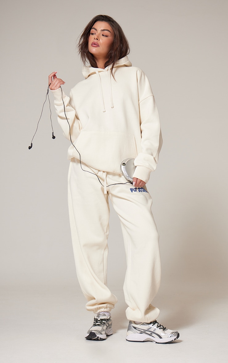 PRETTYLITTLETHING Hoodie oversize deluxe sable à slogan "PLT Studio" image 3
