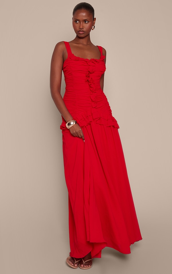 Robe longue en mousseline de soie rouge froncée à volants