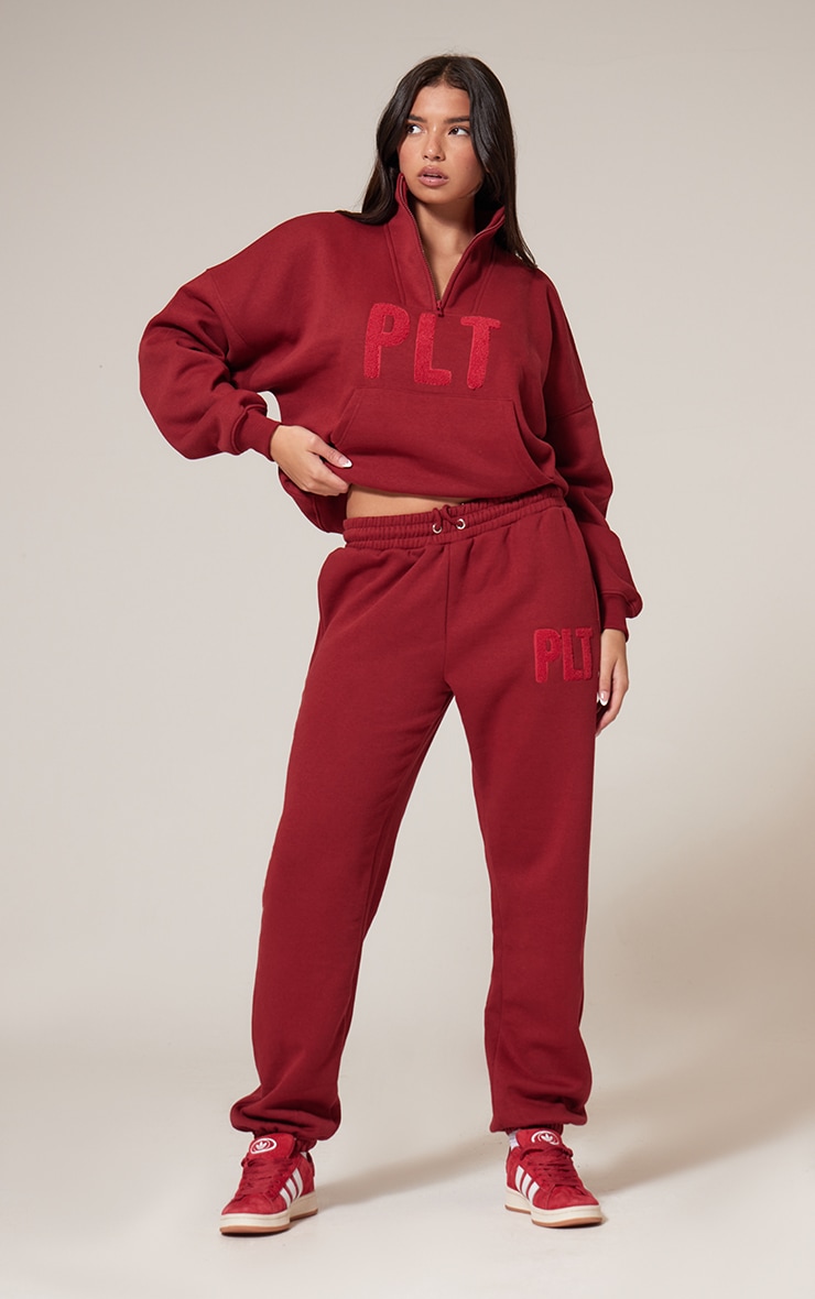 PRETTYLITTLETHING Jogging rouge foncé à bas ressérré et appliqué moumouté image 3