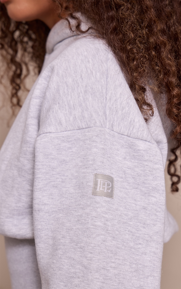 Tall Hoodie court gris cendré à étiquette PLT et taille cintrée image 4