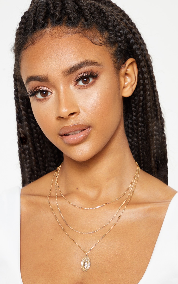 Collier doré à triple chaîne et pendentif