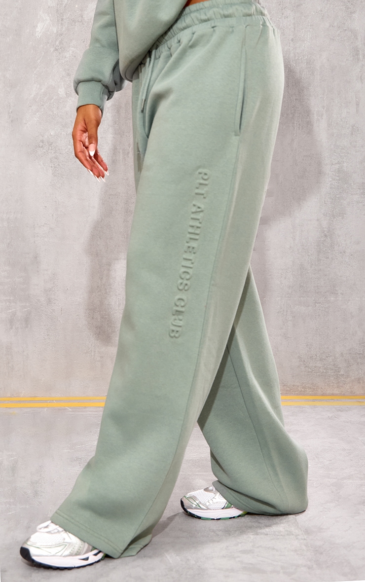 PRETTYLITTLETHING Jogging droit vert sauge à graphique en relief "Athletics Club" image 2